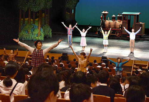 東京都で『嵐の中の子どもたち』「こころの劇場」公演が開幕しました