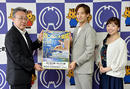 利尻富士町役場にて、田村祥三利尻富士町長に出演者のサイン入りポスターを贈呈。