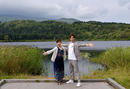 表敬訪問のあと、利尻島の自然に触れた二人。オタトマリ沼は、とある北海道名菓のパッケージデザインにもなっています。