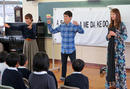 こちらは益城町立津森小学校。俳優たちの呼びかけに、真剣に耳を傾ける児童たち