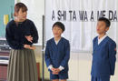 俳優とともに、母音を意識した話し方に挑戦する児童たち（飯野小学校にて）