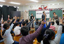 積極的に授業に参加する戸田市立喜沢小学校の子どもたち(左から林香純・田中宣宗・戸田愛子）