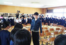 3月9日、徳之島の岡前小学校で実施した『美しい日本語の話し方教室』。『ユタと不思議な仲間たち』のテーマ曲である「友だちはいいもんだ」を輪になって歌う児童たち（中央：劇団四季俳優・戸高圭介）
