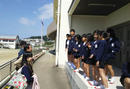 同日、『美しい日本語の話し方教室』を実施した徳之島の犬田布小学校にて、劇団四季の俳優（左奥より菊池 正、熊本梨沙）と交流する児童たち