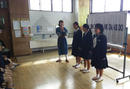 3月10日、徳之島町立尾母小学校で実施された『美しい日本語の話し方教室』（中央：劇団四季俳優・田代美里）