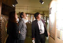 澁谷智也と八重沢真美は、まちづくり政策課の佐藤弘人さん（右）のご案内で観光スポット巡りも。「利尻町立博物館」では、昔の漁の仕方など利尻の歴史を学びました