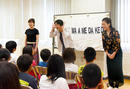 舞台設営が進められる間、この日は利尻町で『美しい日本語の話し方教室』を実施（左から池浦紗都子、野村数幾、松尾千歳）