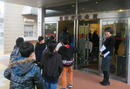 福江文化会館へ入場する子どもたち