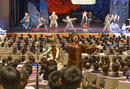 3月7日の「こころの劇場」公演（石垣）。歌合戦のシーンでは、出演者と一緒に大きな声で歌う子どもたちの姿が
