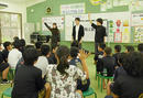 同じく3月1日、俳優・塩地 仁（右）、塚田正樹（中央）、岡本直子（左）は宮古島市立西城小学校を訪問。小学4～6年生を対象に『美しい日本語の話し方教室』を行いました