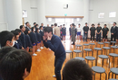 3月8日、和泊町立和泊小学校で行われた『美しい日本語の話し方教室』。講師を務めたのは、劇団四季俳優の野村数幾、塩入彩音、鈴木務の3名。子どもたちも一緒に「友だちはいいもんだ」を大きな声で歌います