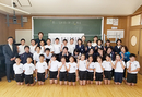 3月13日、天城町立兼久小学校で『美しい日本語の話し方教室』を実施。講師を務めたのは劇団四季俳優の松尾千歳、中橋耕平、池浦紗都子。授業後の子どもたちと一緒に