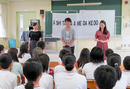 石打小学校での授業の様子（左より劇団四季俳優の黒柳安奈・暁 拳大・小川美緒）。子どもたちは集中して俳優の声に耳を傾けます