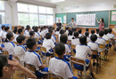 大崎小学校での授業の様子。「友だちはいいもんだ」を、まずは座ったままで歌ってみます