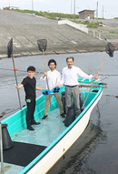 神居海岸パークにてウニ採りに挑む3人。漁師さんと同じ方法でウニを採る体験ができます