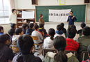 東浦小学校で行われた、『美しい日本語の話し方教室』の様子（写真左より、酒井康樹・片伯部春香・神保幸由）