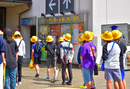「こころの劇場」初日公演の会場となったサンシティ越谷市民ホール（埼玉県）に来場する子どもたち