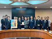 児童8,450名分の招待チケット目録が贈られました―「こころの劇場」『王子と少年』沖縄公演―