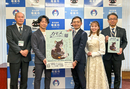 『カモメに飛ぶことを教えた猫』カンパニーを代表して俳優の山下泰明（中央左）と東沙綾（中央右）が奄美市を表敬訪問。奄美市・安田壮平市長、向美芳教育長、當田栄仁教育部長と