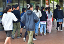 「こころの劇場」初日公演の会場となった浦安市文化会館（千葉県）に来場する子どもたち