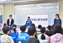 写真右より、講師役を務めた劇団四季俳優・織笠里佳子さん、谷本 役さん、高橋航大さん