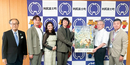 利尻富士町役場にて。右から吉田秀昭教育長、田村祥三町長、鈴本務さん、石村知幸さん、竹内一樹さん、喜田哲弘代表理事