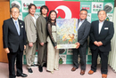 利尻町役場にて。右から宮道信之教育長、上遠野浩志町長