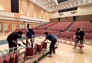 上演のため、普段は収納されている椅子などを利尻町職員の皆様が設営してくださいました